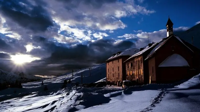 Fuori dal mondo. Con straniamento arcaico viene raccontato l’Ospizio di San Bartolomeo in Tonale, da «Sentieri di luce» - Foto © Pino Veclani