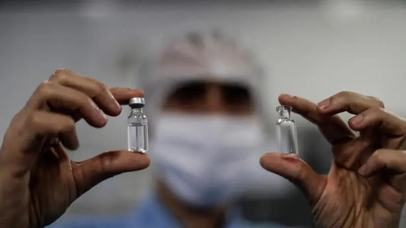 Una fiala contenente il vaccino anti-Covid - Foto Ansa/Antonio Lacerda © www.giornaledibrescia.it