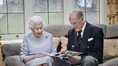 La coppia reale mentre legge i biglietti di auguri per i 73 anni di matrimonio