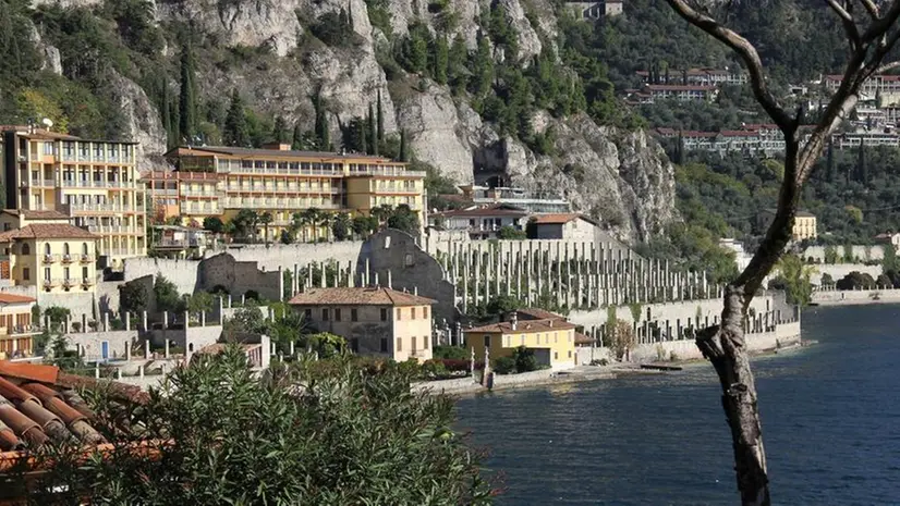 Una veduta panoramica di Limone