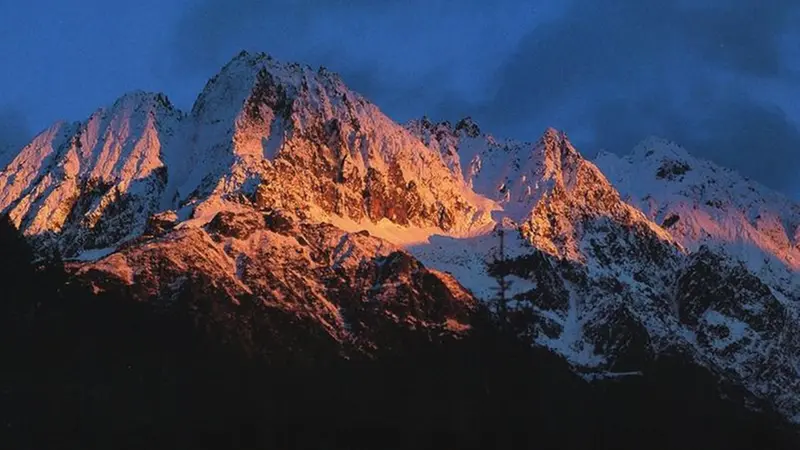 L’ultimo raggio. La luce del tramonto indugia sul Castellaccio innevato, dal libro «Terre Alte» - Foto © Pino Veclani