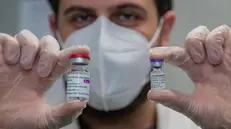Un operatore sanitario mostra i vaccini anti Covid-19 AstraZeneca e Pfizer - Foto © www.giornaledibrescia.it