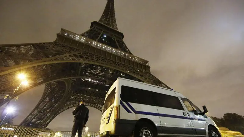 La Torre Eiffel blindata nei giorni successivi agli attentati del novembre 2015 - Foto © www.giornaledibrescia.it