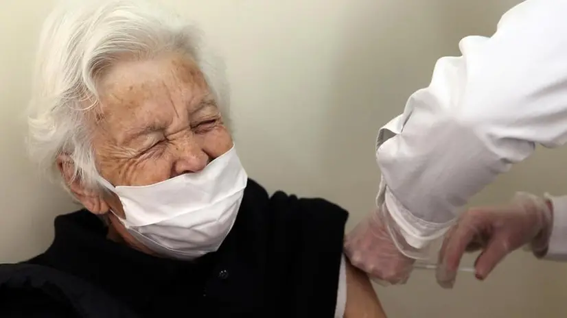 Una signora di 85 anni riceve il vaccino - Foto © www.giornaledibrescia.it