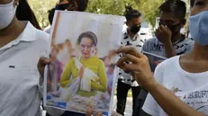 La foto di Aung San Suu Kyi esposta a Bangkok da un manifestante che ne chiede la liberazione - Foto Ansa/Epa/Narong Sangnak © www.giornaledibrescia.it
