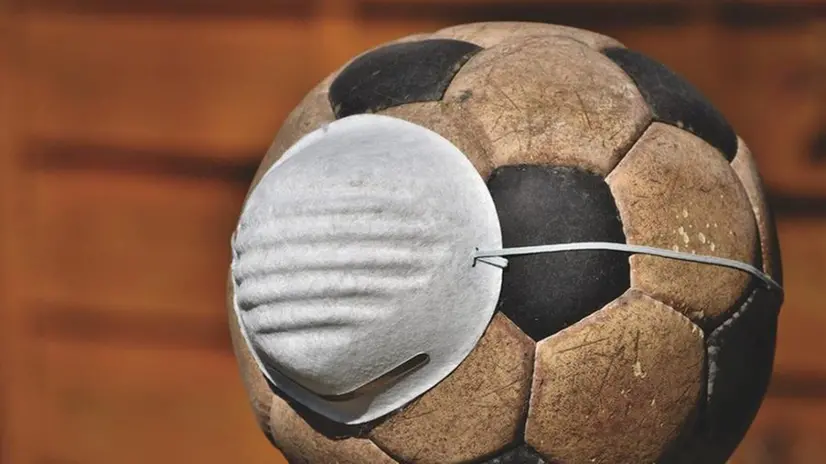 Anche il calcio è finito nella morsa del coronavirus - © www.giornaledibrescia.it