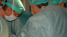 Chirurghi in una sala operatoria - Foto © www.giornaledibrescia.it