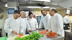 Durante una serata finale di Chef per una notte, Maffioli, Massari, Fezzardi, Léveillé e Santoro ai fornelli - Foto Pierre Putelli/Neg © www.giornaledibrescia.it