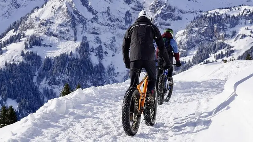 In bici sulla neve - © www.giornaledibrescia.it