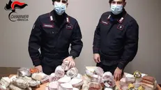 I carabinieri con la merce rubata - Foto © www.giornaledibrescia.it