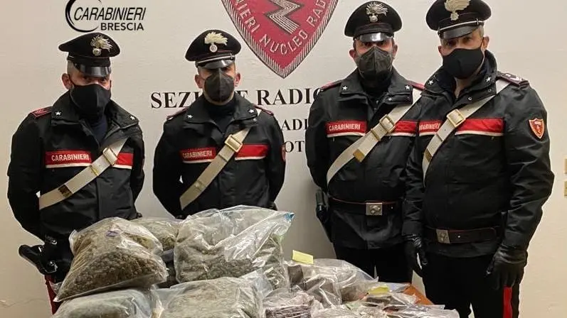 I carabinieri di Chiari con la droga rinvenuta e sequestrata nel capannone - © www.giornaledibrescia.it