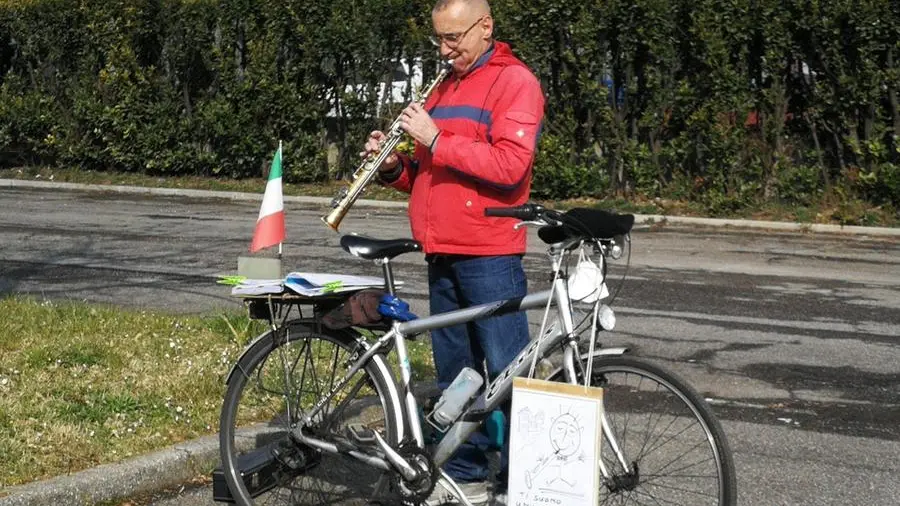 Angelo nel periodo Covid si esibisce nelle piazze e nelle strade di Nave, spostandosi in sella alla sua bici - © www.giornaledibrescia.it