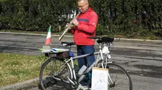 Angelo nel periodo Covid si esibisce nelle piazze e nelle strade di Nave, spostandosi in sella alla sua bici - © www.giornaledibrescia.it