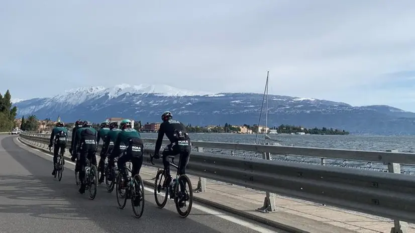 Sagan e il team della Bora Hansgrohe in allenamento a Toscolano Maderno - Foto tratta dal profilo Twitter @BORAhansgrohe