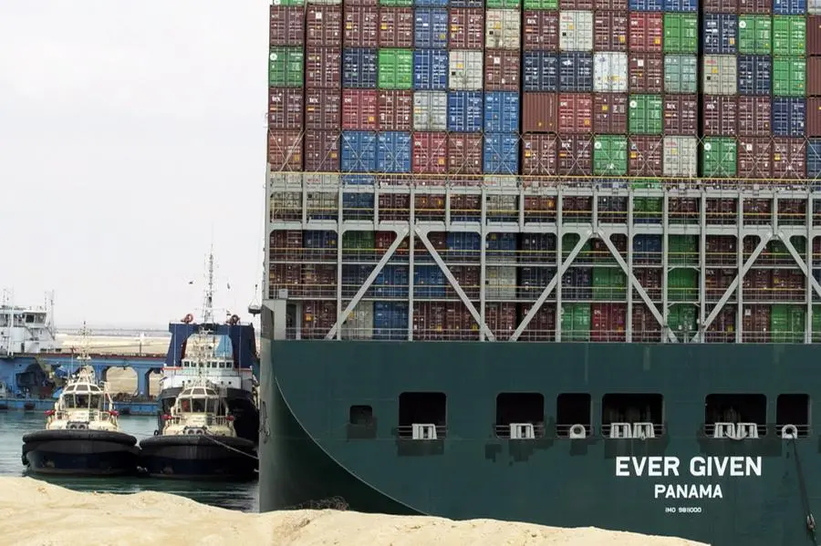 Canale di Suez, centinaia di navi bloccate dal cargo Ever Given incagliato