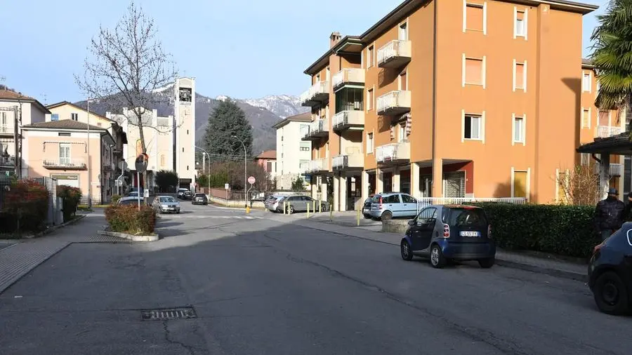 Il luogo dell’aggressione avvenuta in strada -© www.giornaledibrescia.it