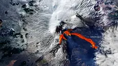 Foto dell'eruzione dell'Etna pubblicata sul profilo Twitter dell'Esa, l'agenzia spaziale europea - © www.giornaledibrescia.it