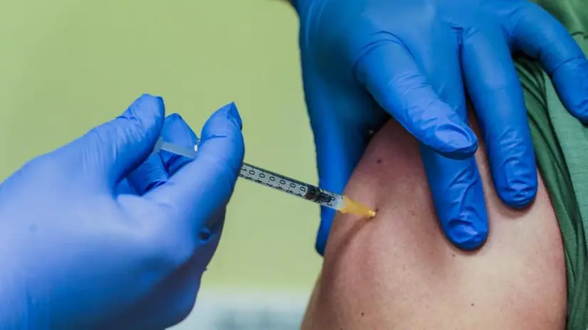 Una vaccinazione contro il Covid-19 - Foto Ansa/Tino Romano © www.giornaledibrescia.it