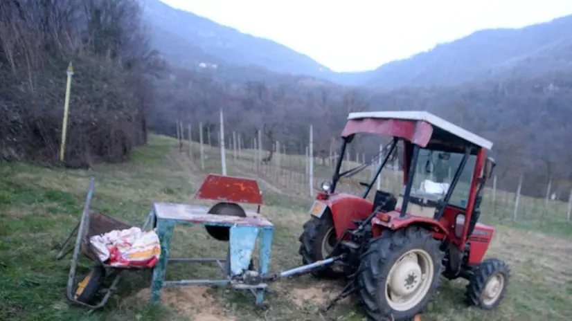 Il trattore da cui Giuseppe Lonati è stato ucciso, nel campo a San Gallo - Foto © www.giornaledibrescia.it