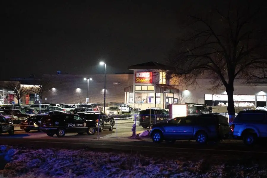 Colorado, entra in un supermercato e spara: 10 morti