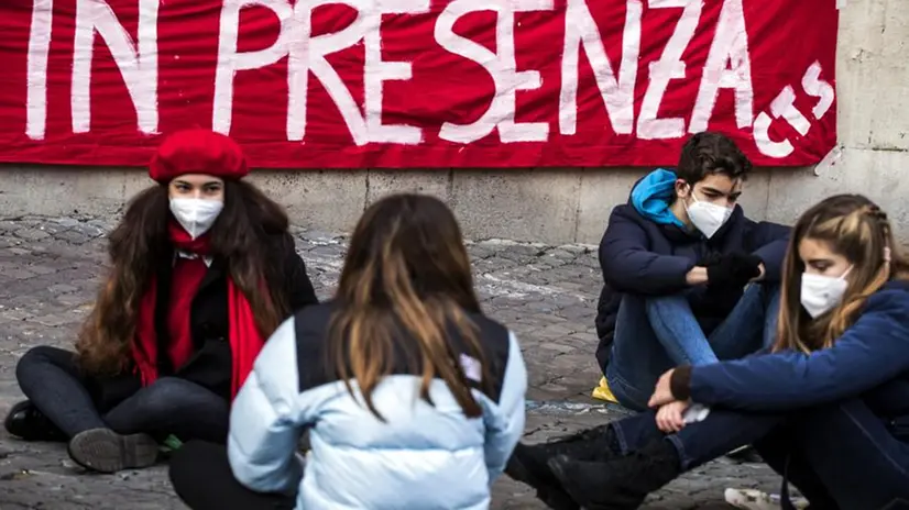 Alcuni studenti in protesta per la didattica a distanza - Foto © www.giornaledibrescia.it