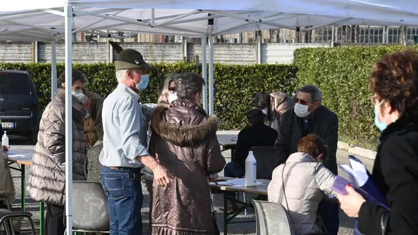 In fila per i vaccini all'hub di Chiari - Foto Gabriele Strada /Neg © www.giornaledibrescia.it