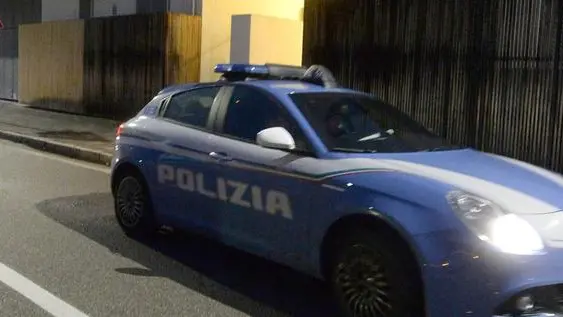 La pattuglia della Volante ieri in via Somalia