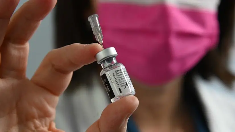 Una fiala di vaccino contro il Covid - Foto Gabriele Strada /Neg © www.giornaledibrescia.it