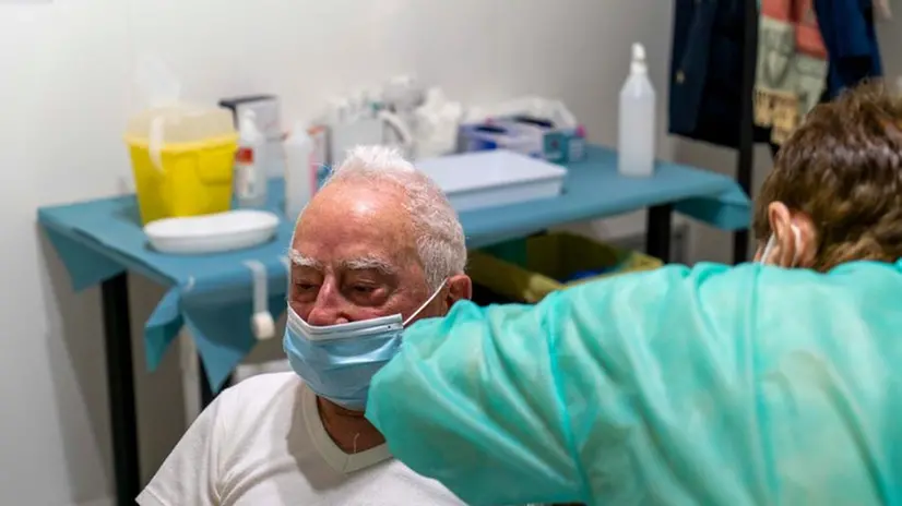 Uno degli anziani vaccinati in via Morelli - Foto © www.giornaledibrescia.it