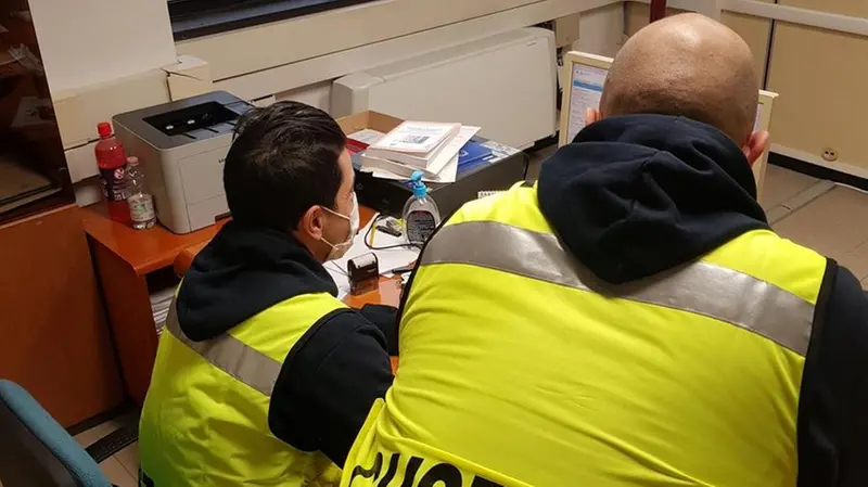 Alcuni  funzionari delle Dogane: per l'invio in Australia vagliati 21 container di materiale - © www.giornaledibrescia.it