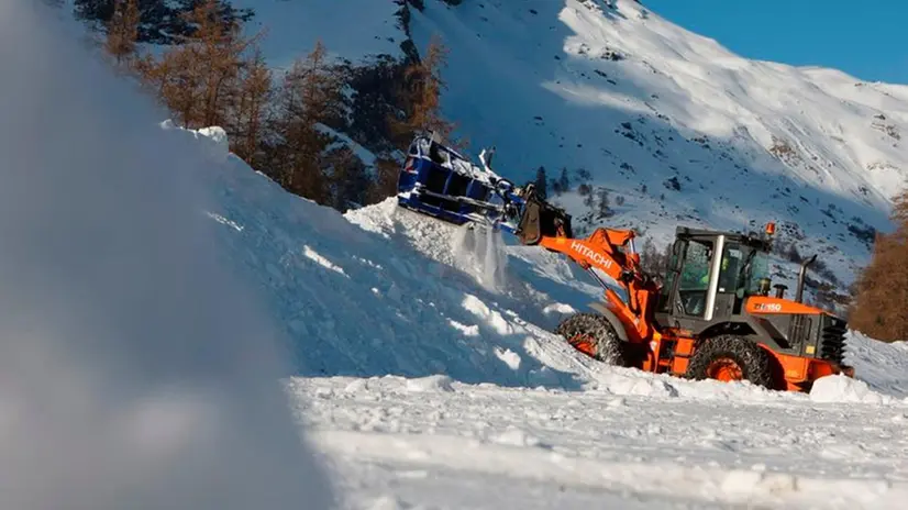 Una ruspa alle prese con la neve (foto d'archivio)