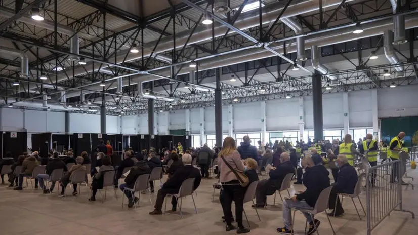 Persone in fila per il vaccino alla fiera di  Cremona -  Foto © www.giornaledibrescia.it