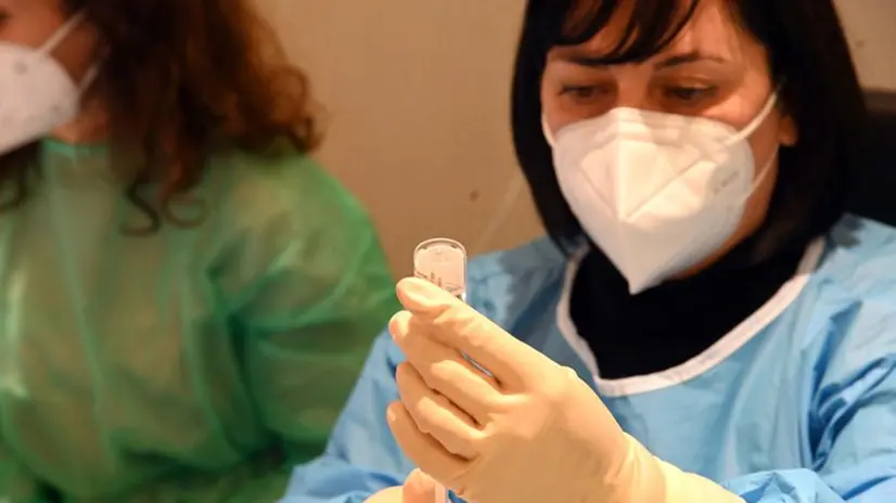 La preparazione della dose vaccinale anti-Covid - Foto © www.giornaledibrescia.it