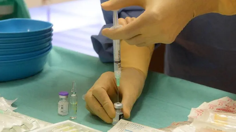 Un'infermiera prepara una dose di vaccino per la somministrazione - Foto Marco Ortogni/Neg © www.giornaledibrescia.it