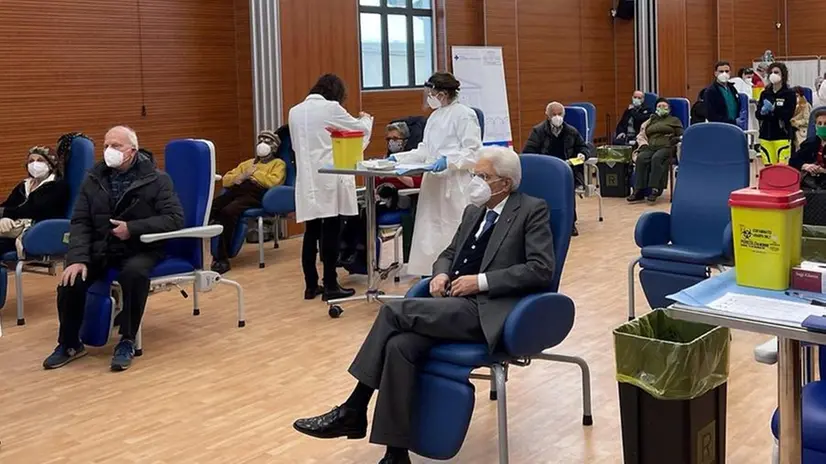 Il presidente Mattarella allo Spallanzani di Roma, in attesa della prima dose di vaccino - Foto Ansa/Ufficio Stampa Quirinale © www.giornaledibrescia.it