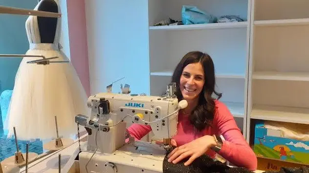 Al lavoro. Irene Checchi nella sua bottega