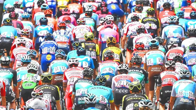 Giro d'Italia, corridori in gruppo (archivio) - Foto Ansa © www.giornaledibrescia.it