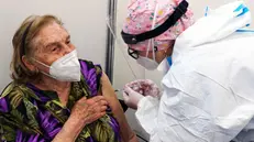 La vaccinazione di un'anziana - Foto © www.giornaledibrescia.it