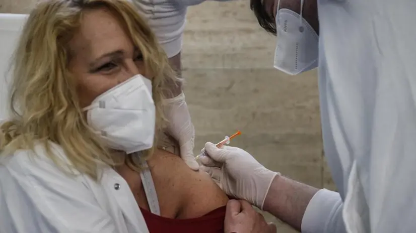 Un'operatrice sanitaria riceve la prima dose del vaccino Pfizer BioNTech - Foto Ansa/Fabio Frustaci © www.giornaledibrescia.it