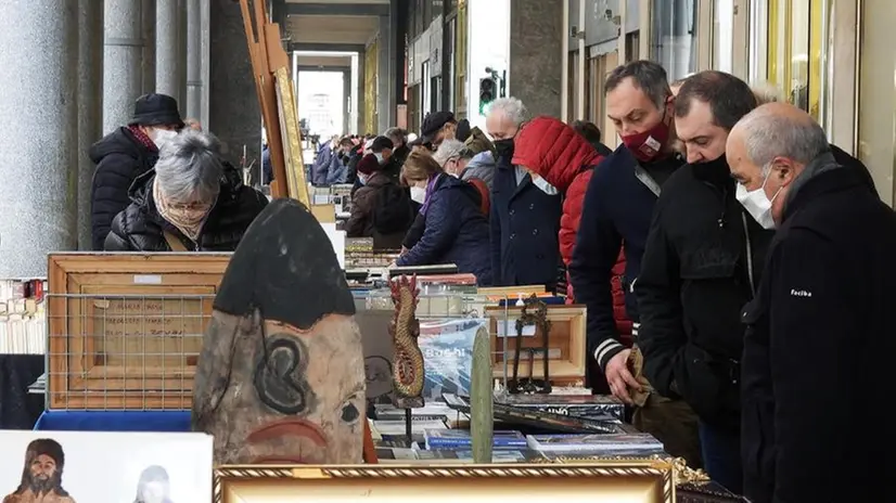 Mercato dell'antiquariato a Torino - Foto Ansa  © www.giornaledibrescia.it