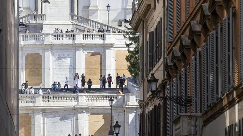 Gente a passeggio per Roma - Foto Ansa/Massimo Percossi © www.giornaledibrescia.it