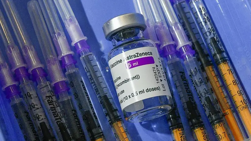 Una fiala di vaccino AstraZeneca - Foto Ansa © www.giornaledibrescia.it