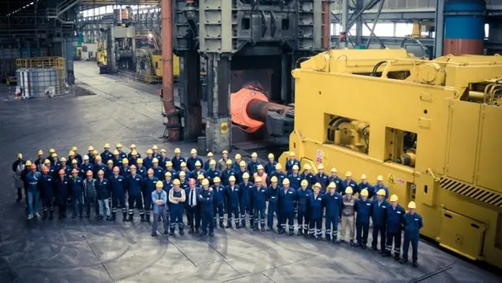 Un gruppo di lavoratori nella sede della Franchini di Mairano