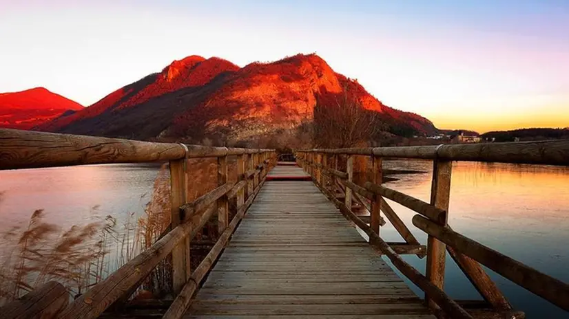 Una passerella in legno nella zona delle Lame delle Torbiere - © www.giornaledibrescia.it