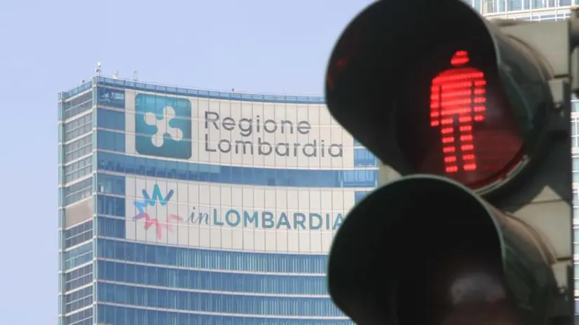 Il palazzo di Regione Lombardia e un semaforo pedonale rosso - Foto © www.giornaledibrescia.it