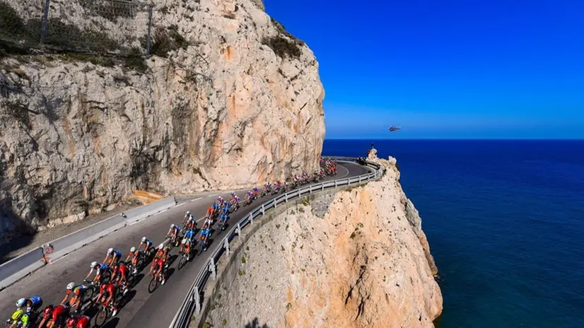 Passaggio della Milano-Sanremo del 2019 - Foto Dario Berlinghieri / Ansa © www.giornaledibrescia.it