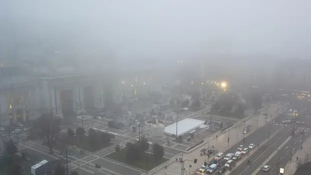 Una cappa di nebbia e smog avvolge Milano - Foto Ansa © www.giornaledibrescia.it