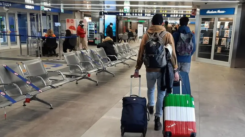 Viaggiatori all'aeroporto di Linate - Foto Ansa/Matteo Bazzi © www.giornaledibrescia.it