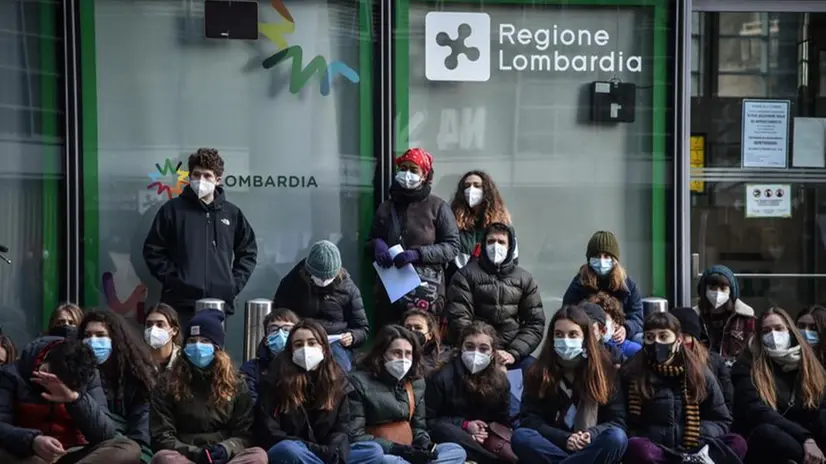 Studenti e studentesse delle superiori fuori dalla sede di Regione Lombardia per protestare contro la Dad - Foto Ansa/Matteo Corner © www.giornaledibrescia.it