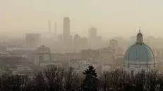 Un’immagine d’archivio di smog su Brescia - © www.giornaledibrescia.it